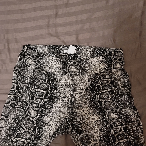 Bar III Multi-Color Snake Print Leggings Pants Size L - Picture 2 of 7